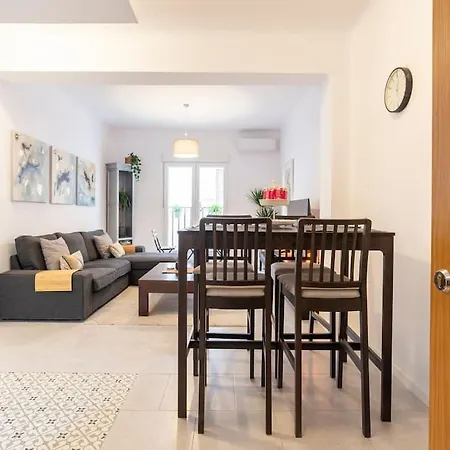 3 Bedroom Flat In Historic Centre *