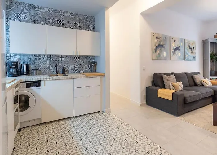 3 Bedroom Flat In Historic Centre *