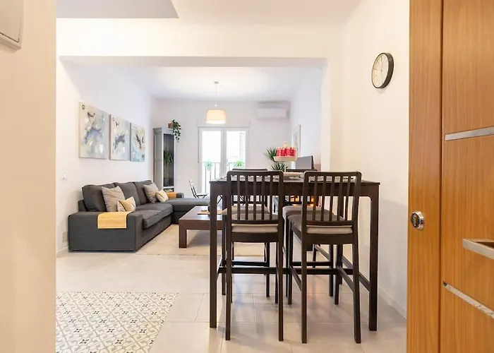 3 Bedroom Flat In Historic Centre *